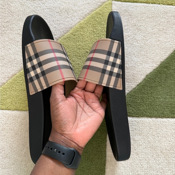 Burberry Pool Slides - Picture 3 of 8
